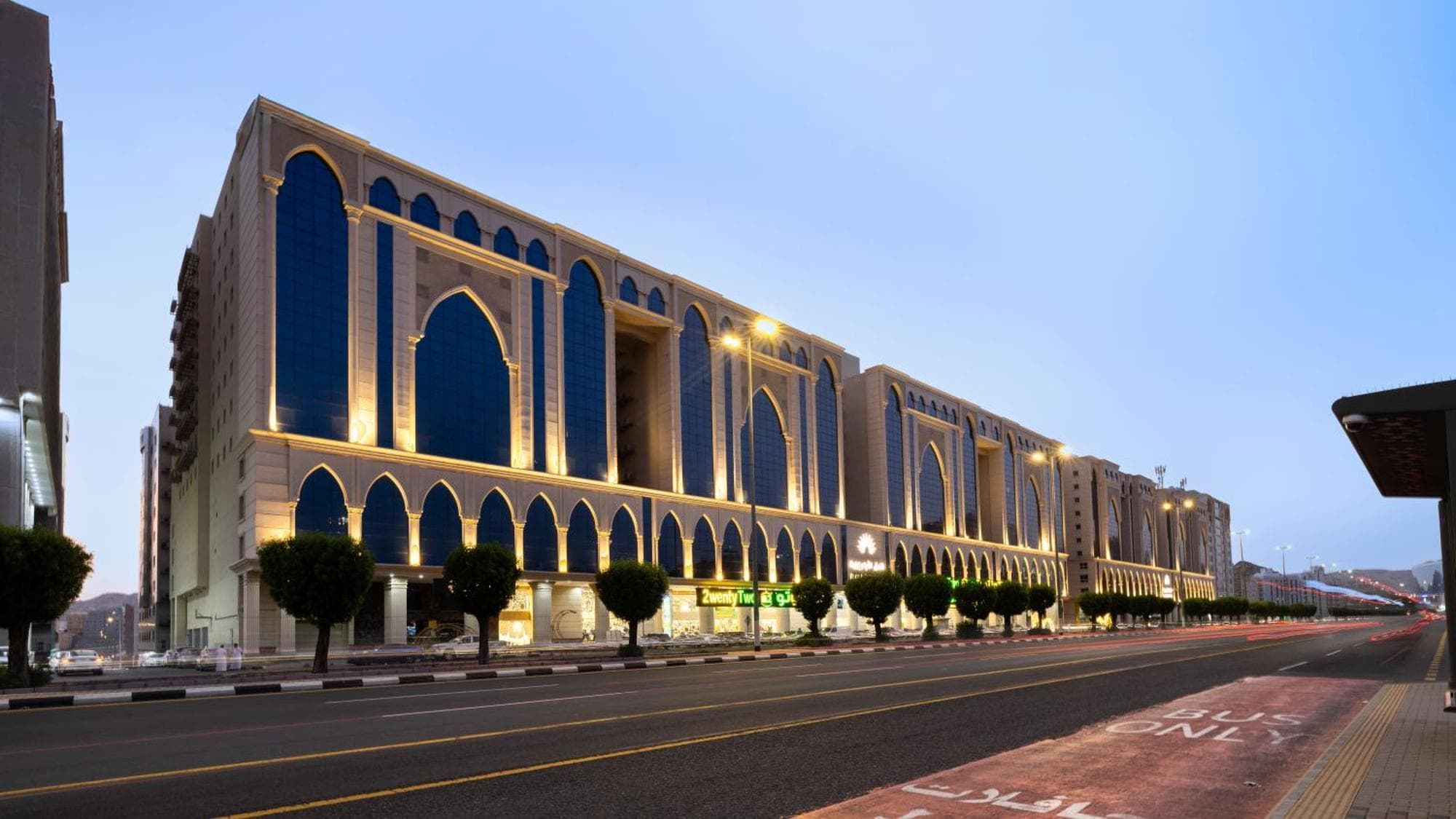 صورة غرفة تحكم متقدمة تعرض لوحة إدارة مبنى BMS مع أنظمة التحكم المركزي المتكاملة